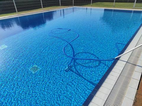 Limpieza de piscina llena. Paisajismo La Rioja.