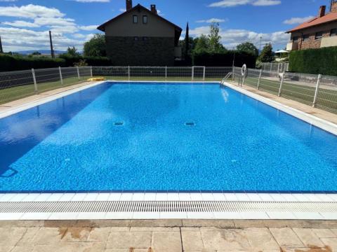 Piscina llena tras mantenimiento y limpieza. Paisajismo La Rioja.