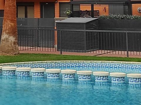 Bolardos de seguridad en piscina de comunidad de vecinos.