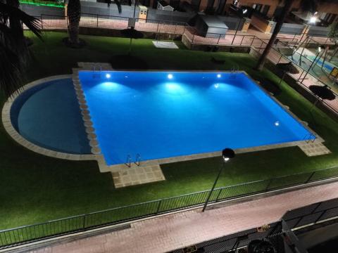 Piscina iluminada de noche.