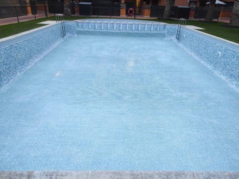 Piscina de la comunidad de vecinos vacía para limpieza y reparación.