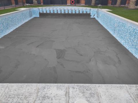 Piscina de la comunidad de vecinos con nueva solera.