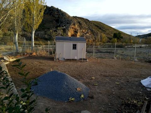 Estado de fase intermedia de la instalación de cesped artificial y pérgola de madera.