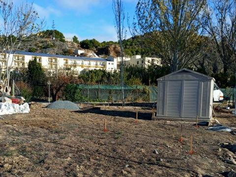 Preparando el terreno para cesped artificial y pérgola de madera.