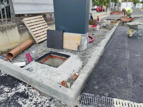 Jardin en aparcamiento de supermercado ALDI. Instalaciones previas.