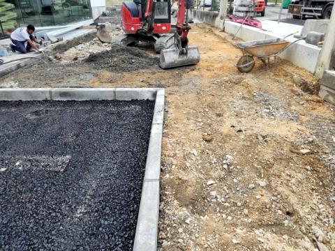 Jardin en aparcamiento de supermercado ALDI. Preparando el terreno.