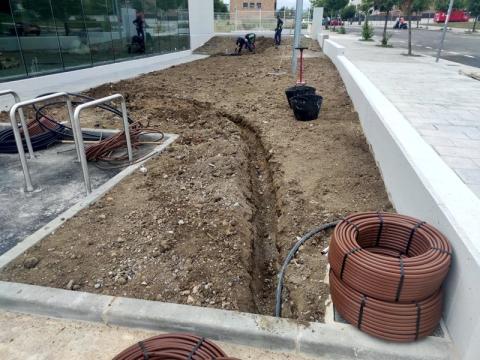 Jardin en aparcamiento de supermercado ALDI. Acondicionamiento del terreno.