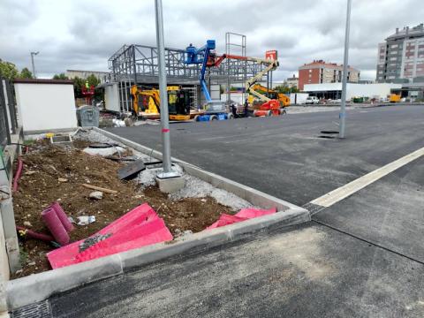 Obra en jardín exterior en supermercado ALDI. Estado previo.