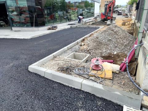 Obra en jardín exterior en supermercado ALDI