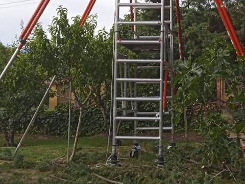 Trabajo con vegetación en altura. Parte inferior de la estructura metálica.