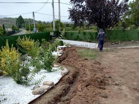 Canalizaciones de sistema de riego junto a zona de canto rodado blanco