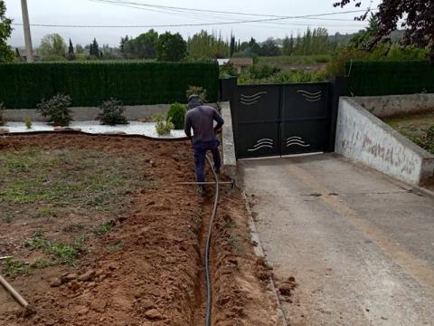 Paisajismo La Rioja instalando sistema de riego en zona ajardinada