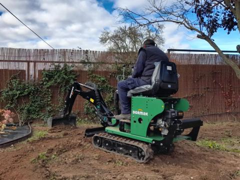 Trabajador de Paisajismo La Rioja manejando escavadora Dormak