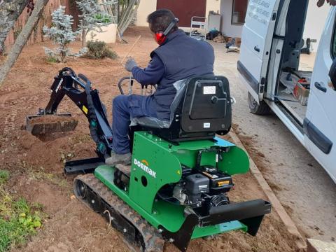 Trabajador de Paisajismo La Rioja manejando escavadora Dormak