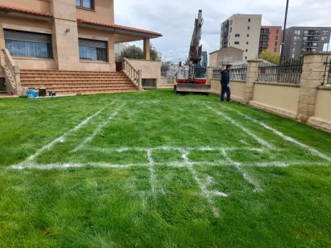 Césped marcado para obra de construcción de piscina
