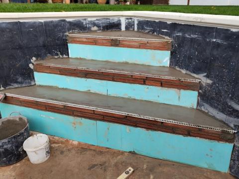 Reparación desde cero de escaleras de piscina