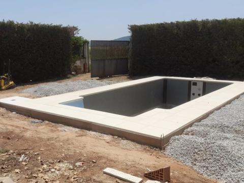Piscina sin terminar en proceso de construcción