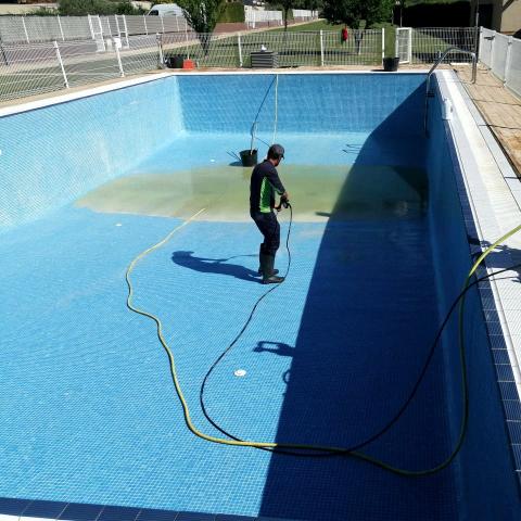Operario de Paisajismo La Rioja limpiando una piscina.
