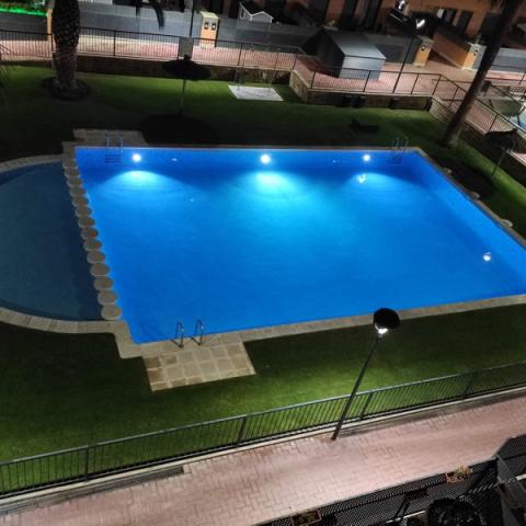 Piscina iluminada de noche.